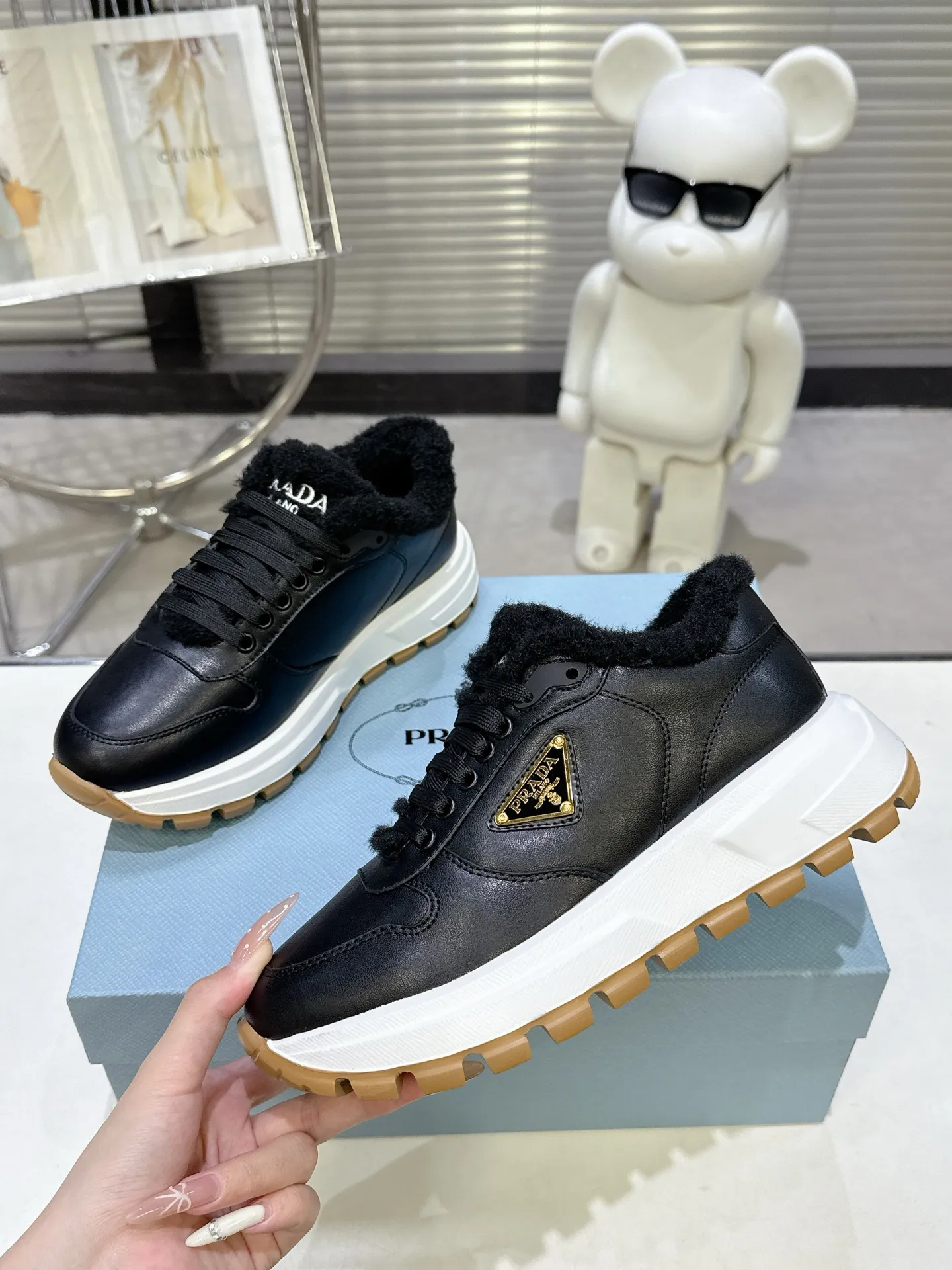 【PRADA】P: 660💰Couple style▪️Size: Women’s 35-40⚛Size: Men’s 39-44(45 customized) 2025 𝐬𝐬Prada’s new product, coming with strength! ❣️Many Internet celebrities have the same style, fashionable and versatile nice items, original shoes are developed and purchased from Italian counters, and are reproduced 1:1 according to the original taste. This year’s theme is not to be defined, embodying texture through simplicity💛From thick-soled sneakers to zigzag short boots to 2025 flat shoes, everything reveals a sure-fire momentum... It combines gentleness and handsomeness, the finishing touch for women❤️ Wear-resistant and ultra-light two-color outsole.